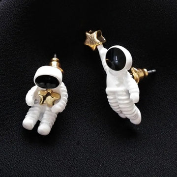 Astronautes blancs asymétriques Pentagramme Boucles d'oreilles pour femmes Création Cosmonaut Small Stud Bring Girls Party Bijoux