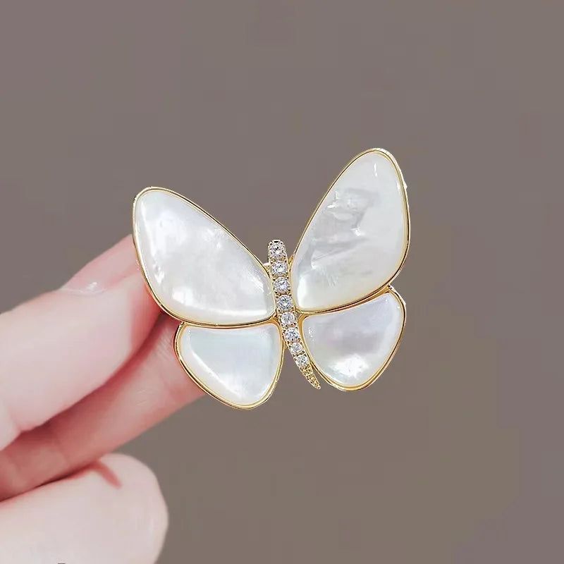 Émail charmant broches de papillon blanc charmant pour femmes en strass de beauté classiques insectes volants de fête de fête broche cadeaux épingle bijoux